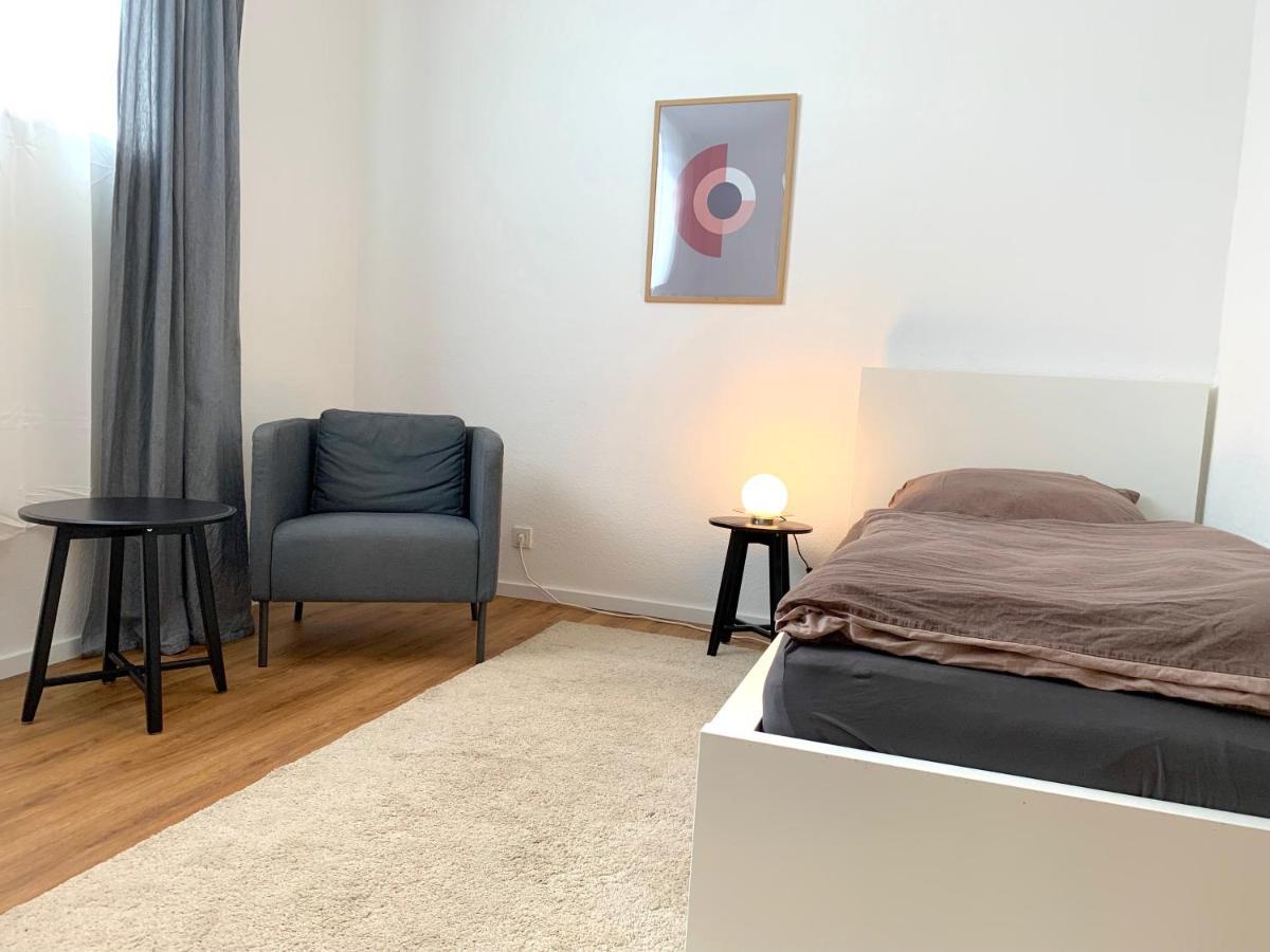 Alles Komplett - 2 Schlafzimmer, Grosse Kueche, Bad Appartement Keulen