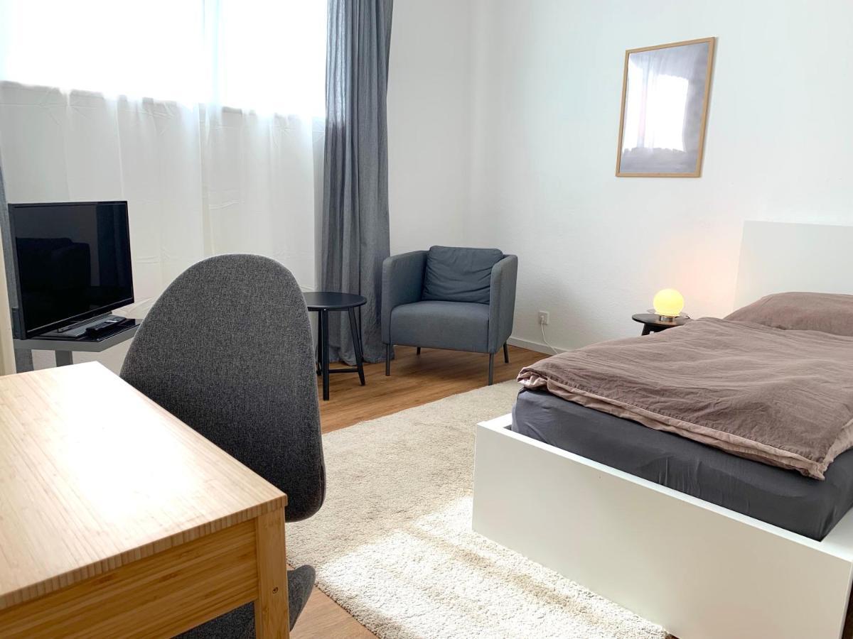 Alles Komplett - 2 Schlafzimmer, Grosse Kueche, Bad Appartement Keulen