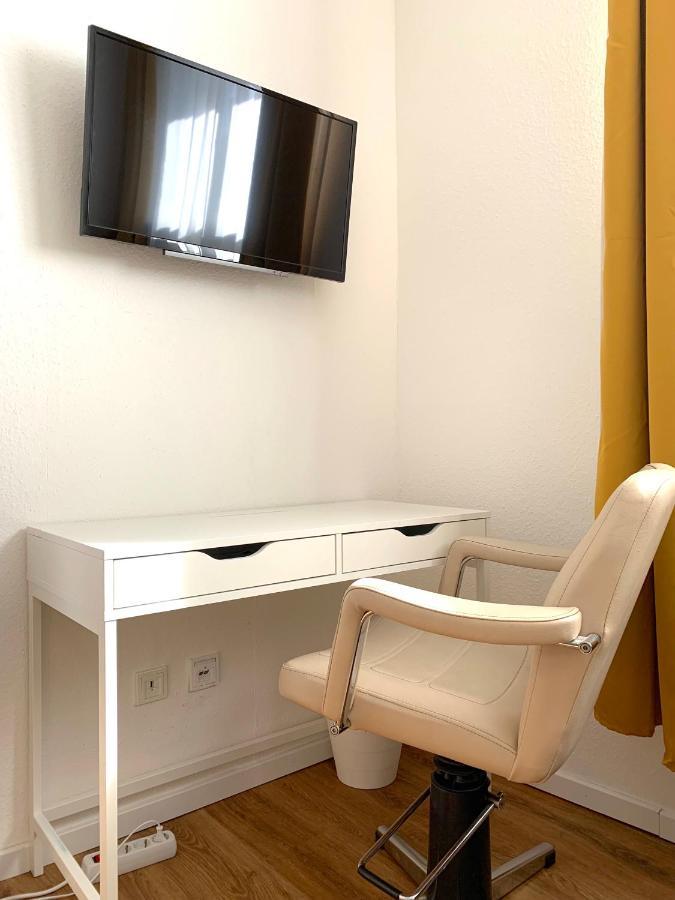 Alles Komplett - 2 Schlafzimmer, Grosse Kueche, Bad Appartement *